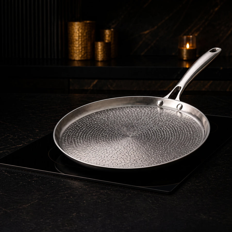 Crêpière en titane pur 28 cm, surface martelée, sur plaque à induction