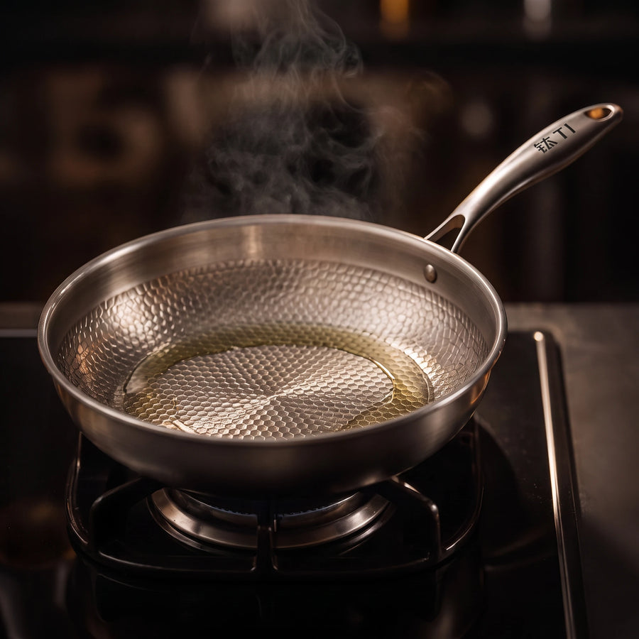 Poêle en titane pur MAISON AUREN, surface martelée en nid d'abeille, avec un filet d'huile