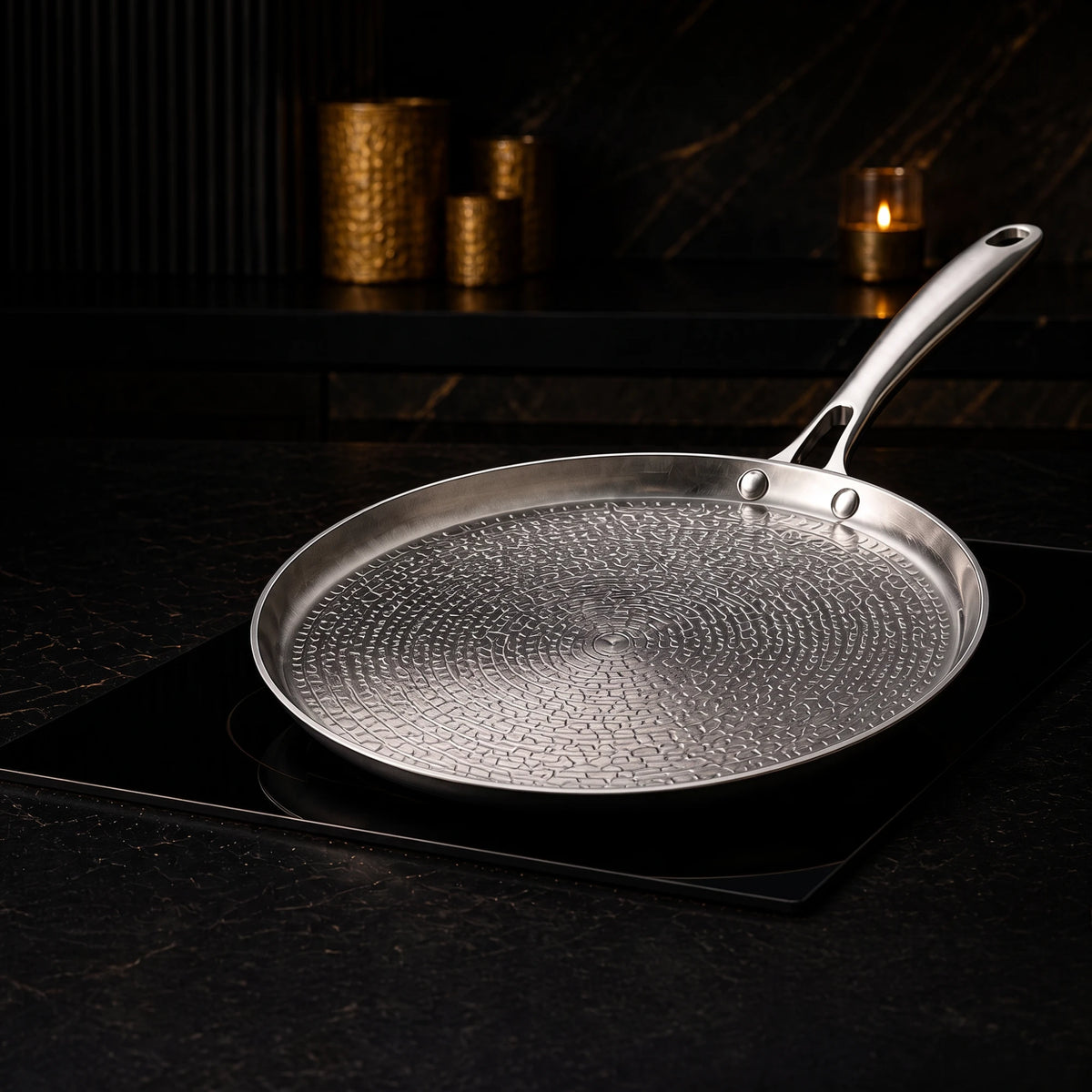 Crêpière en titane pur 28 cm, surface martelée, sur plaque à induction